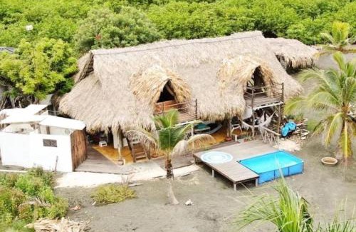 San Bernardo del Viento Casa | Coco y arena cabaña frente al mar, lejos del turismo y cerca a los manglares