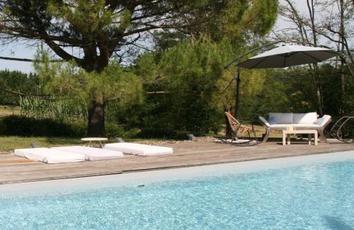 Lusignan-Petit Cama Y Desayuno | Cocon de Verdure avec piscine chambre lit king-size 2m