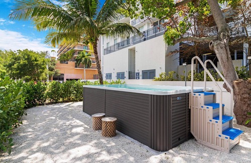 Coral Way Casa | Coconut Grove Charm, City Convenience | Roami at Grove 27