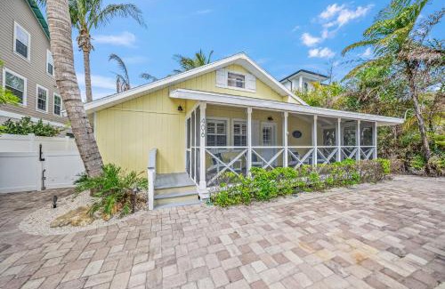 Anna Maria Casa | Coconut Lagoon - Lovely Historic Renovated Cottage wHuge Heated Pool Backyard OasisCabanaBar