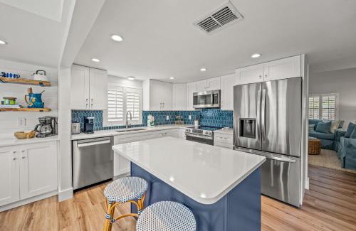 Anna Maria Casa | Coconut Lagoon - Lovely Historic Renovated Cottage wHuge Heated Pool Backyard OasisCabanaBar