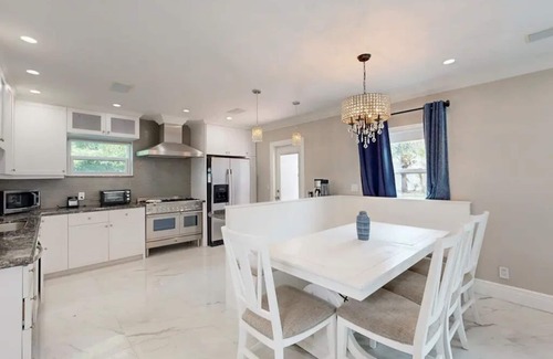 Lauderdale-by-the-Sea Casa | Coconut Oasis Across from the Beach - Luxury 3-bedroom Chef's Kitchen & Privacy.