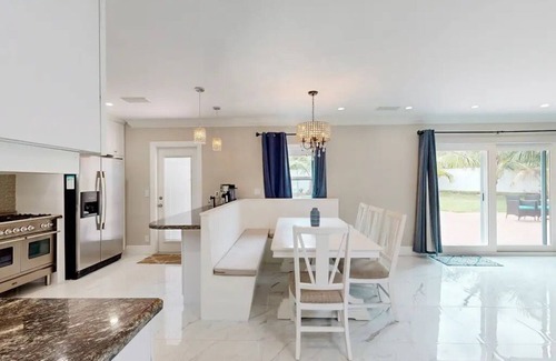 Lauderdale-by-the-Sea Casa | Coconut Oasis Across from the Beach - Luxury 3-bedroom Chef's Kitchen & Privacy.
