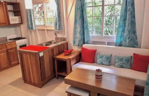 Big Creek Apartamento | CoconutTree Beachfront Bungalow