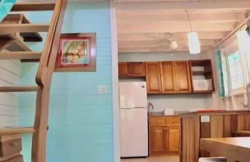 Big Creek Apartamento | CoconutTree Beachfront Bungalow