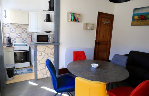 Mers-les-Bains Apartamento | Cocoon for 2, Mers les Bains, sea view from balcony. Colorful, bright, welcoming.
