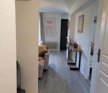 Survilliers Apartamento | COCOONING HOUSE Suite 216 SWEET AND HARMONY- AEROPORT PARIS ROISSY CDG, PARC ASTERIX, CHATEAU DE CHANTILLY, STADE DE FRANCE