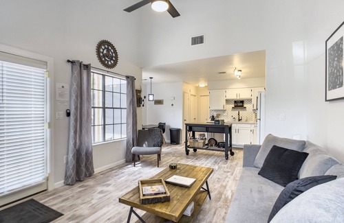 Mesa Grande Casa | Coffee House-PRIME location-close to everything! Mesa-Tempe-and a King Bed!