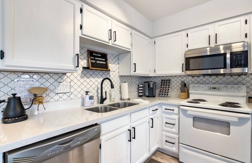 Mesa Grande Casa | Coffee House-PRIME location-close to everything! Mesa-Tempe-and a King Bed!