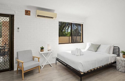 Coffs Harbour Apartamento | Coffs Mediterranean Villa 3 is a spacious one bedroom apartment in a gated complex 4