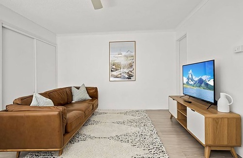 Coffs Harbour Apartamento | Coffs Mediterranean Villa 3 is a spacious one bedroom apartment in a gated complex 4
