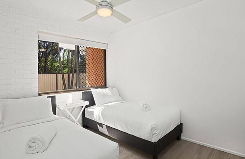 Coffs Harbour Apartamento | Coffs Mediterranean Villa 3 is a spacious one bedroom apartment in a gated complex 4