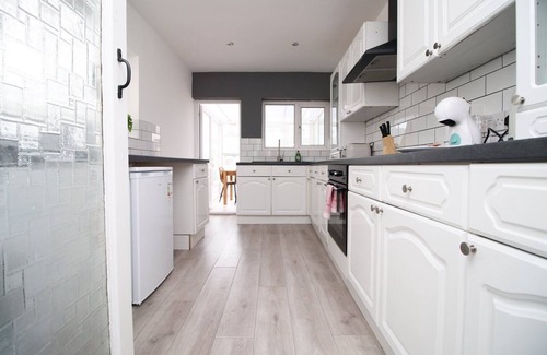 Newport Casa | Cohost Partners Charming 4BR Home Garden Oasis Parking