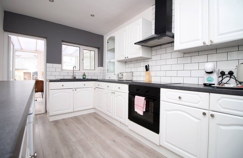 Newport Casa | Cohost Partners Charming 4BR Home Garden Oasis Parking