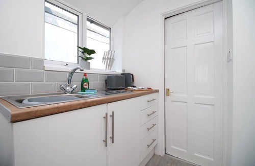 Newport Casa | Cohost Partners | Stylish 2BR Home w/ Free Parking