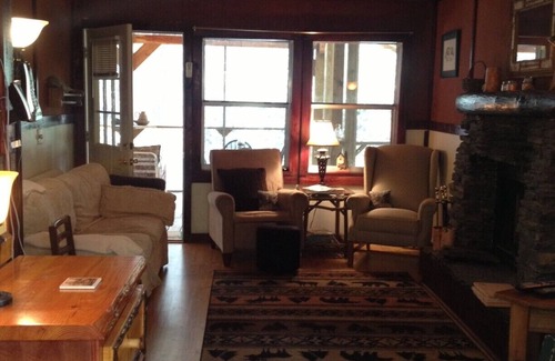 Tellico Plains Cabina | Coker Creek Creekside Bungalow