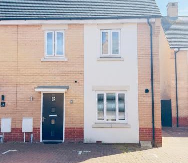 Colchester Casa | Colchester Cosy 3-Bed House, 2 Free parking, Fast WiFi, Pets allowed, City Centre