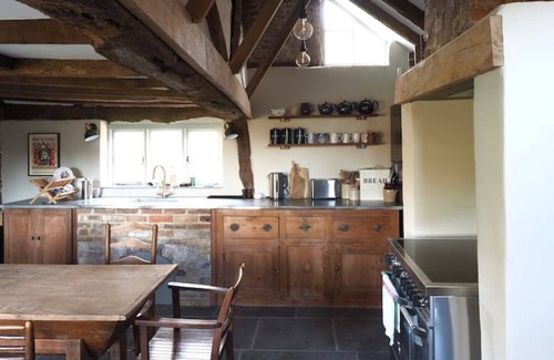 Crawley Down Casa | Coldharbour Farmhouse, Secluded Thatched Cottage Surrounded By Woodland