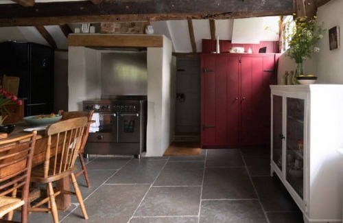 Crawley Down Casa | Coldharbour Farmhouse, Secluded Thatched Cottage Surrounded By Woodland
