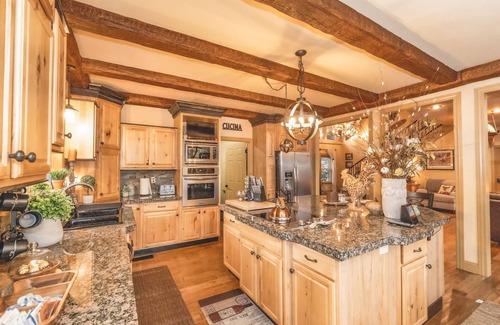 Pittsburg Cabina | Colibri Cabin on a peaceful lake, with a hot tub!