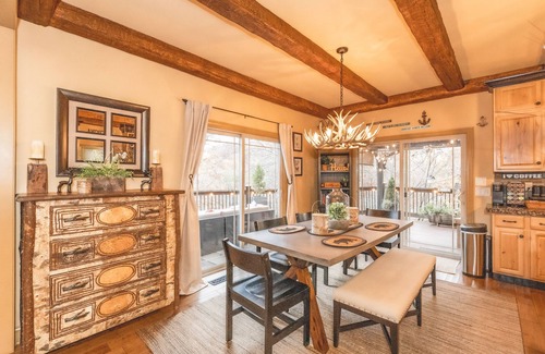Pittsburg Cabina | Colibri Cabin on a peaceful lake, with a hot tub!