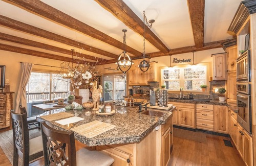 Pittsburg Cabina | Colibri Cabin on a peaceful lake, with a hot tub!