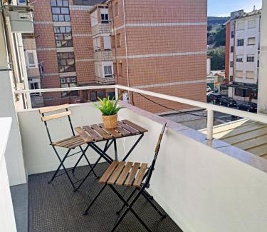 Colindres Apartamento | Colindres centro, ideal familias, estancias profesores y teletrabajo