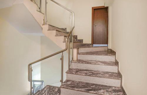 Shanthala Nagar Hotel | Collection O 29 Church's Inn Near Cubbon Park
