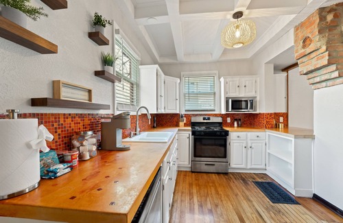 Topeka Casa | College Hill Bungalow