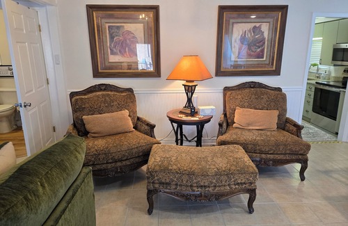 Downtown Branson Cabaña | College St. Cottage