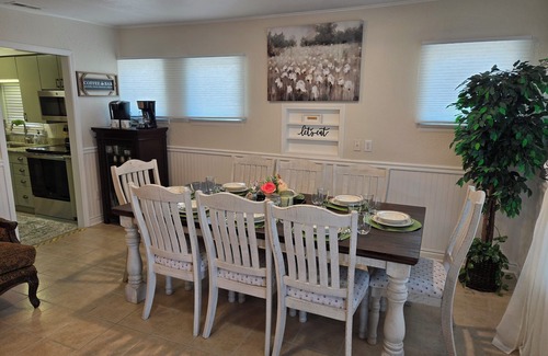 Downtown Branson Cabaña | College St. Cottage