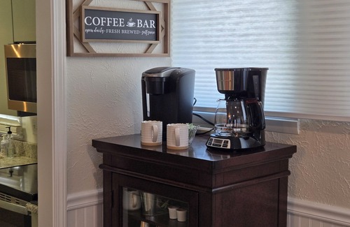 Downtown Branson Cabaña | College St. Cottage