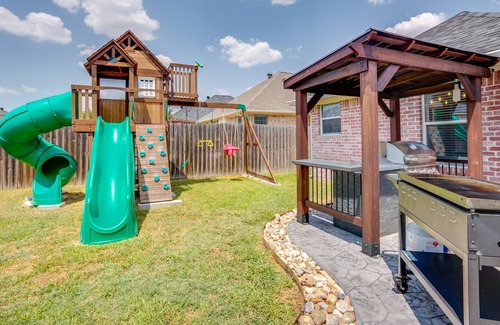 Emerald Forest Cabaña | College Station Home w/ Yard ~ 4 Mi to Texas A&m!