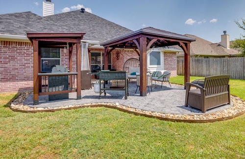 Emerald Forest Cabaña | College Station Home w/ Yard ~ 4 Mi to Texas A&m!