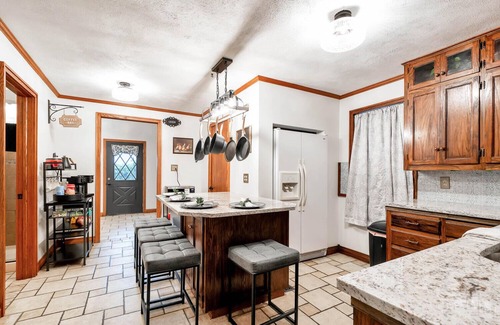 College Hill Casa | College Hill Creole - Hot Tub - Massage Chair