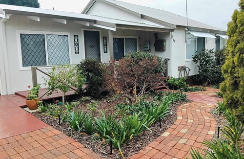 Collie Cabaña | Collie Getaway- Camellia Cottage