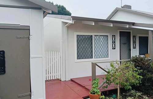 Collie Cabaña | Collie Getaway- Camellia Cottage