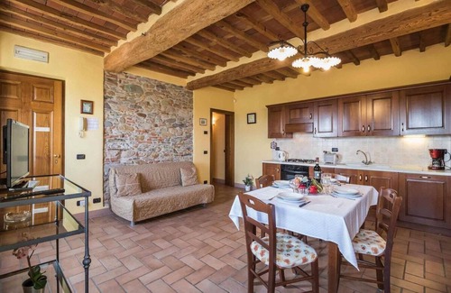 Cascine-La Croce Apartamento | Colomba, apartment with pool, A/C, WiFi. Lucca