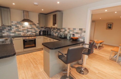 Northop Hall Cabaña | COLOMENDY ALPACA FARM - COACH HOUSE, family friendly in Northop Hall