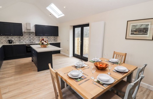Northop Hall Cabaña | COLOMENDY ALPACA FARM - FARM HOUSE, family friendly in Northop Hall