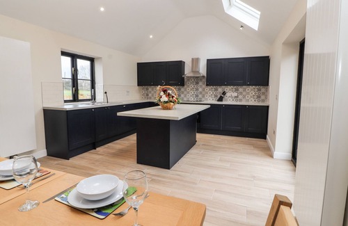 Northop Hall Cabaña | COLOMENDY ALPACA FARM - FARM HOUSE, family friendly in Northop Hall
