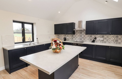 Northop Hall Cabaña | COLOMENDY ALPACA FARM - FARM HOUSE, family friendly in Northop Hall