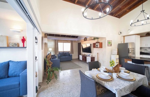 El Batey Apartamento | Colonial 2BR Apartment 2mins Walk to Beach!