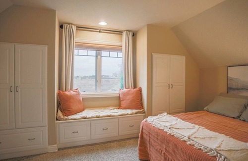 Galloway Casa | Colonial Hideaway Upper Level Bedroom