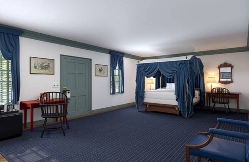 Williamsburg Hotel | Colonial House in Williamsburg! Enjoy Historic Living | Two Pools