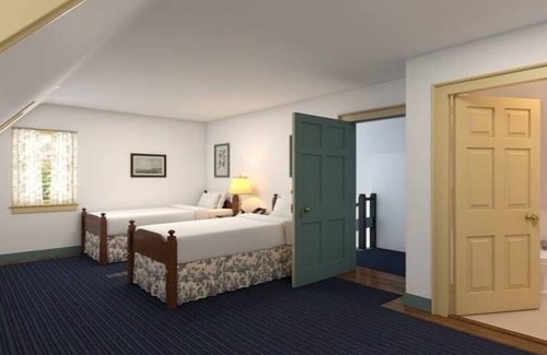 Williamsburg Hotel | Colonial House in Williamsburg! Enjoy Historic Living | Two Pools