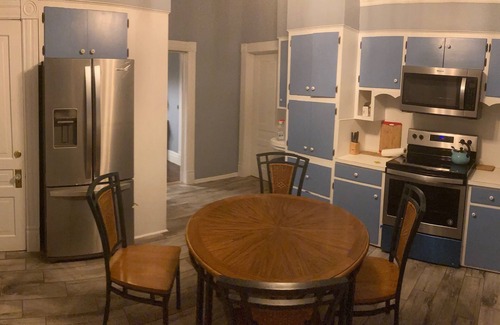 North Wilkesboro Casa | Colonial house in downtown N Wilkesboro NC with fireplace