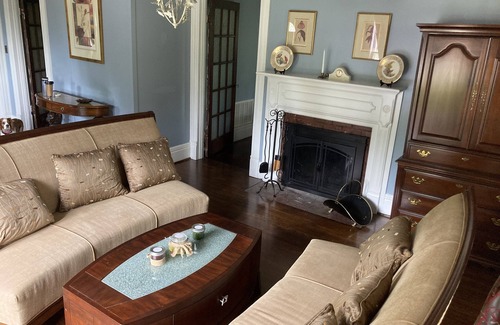 North Wilkesboro Casa | Colonial house in downtown N Wilkesboro NC with fireplace