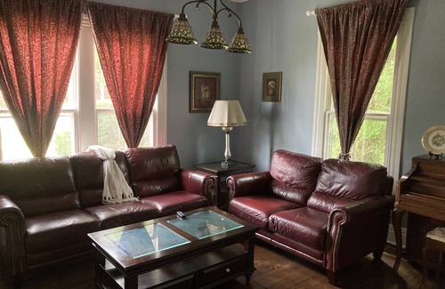 North Wilkesboro Casa | Colonial house in downtown N Wilkesboro NC with fireplace