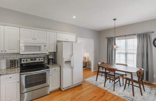 Earlewood Casa | Colonial Life, Downtown, Dogs, 1G Wi-fi, Health Professionals
